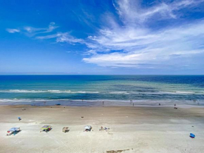 Penthouse Condo with wrap around views of the ocean - SR802